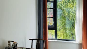 Habitación Confort doble, vistas al río | Cortinas opacas, tabla de planchar con plancha, wifi gratis