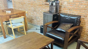 Suite Senior, vista fiume | Area soggiorno