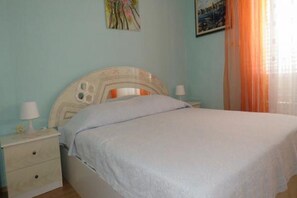 1 bedroom, travel cot, free WiFi