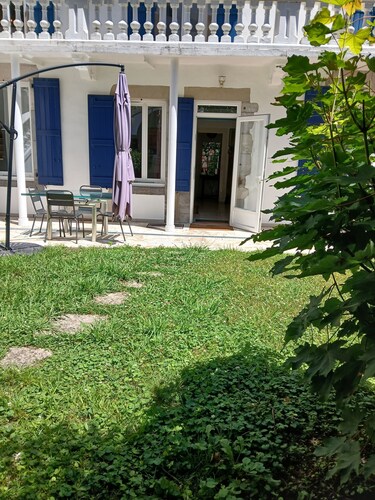   Appartement T3 (deux chambres ) en rez de jardin,  jardin 120 m2 centre ville,