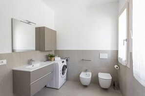 Een douche, een haardroger, handdoeken