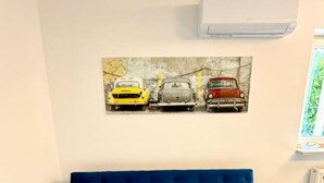 Eine Wand mit einem Gemälde von drei klassischen Autos.