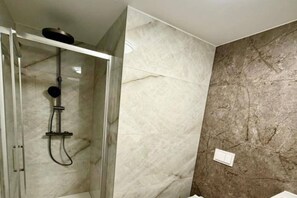 Douche, séchoir à cheveux