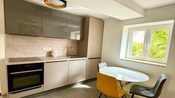 Kühlschrank, Ofen, Herdplatte, Geschirrspüler