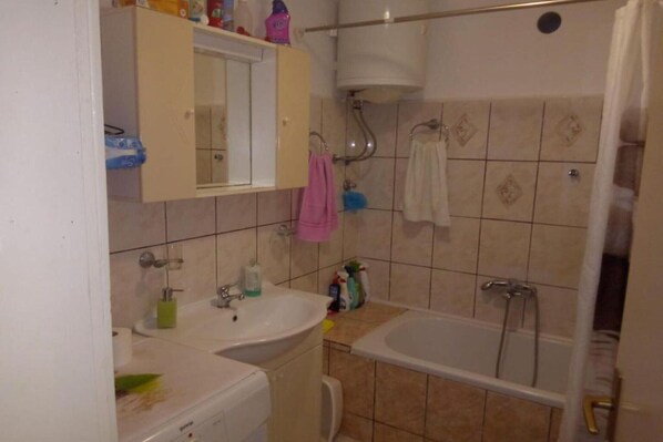 Une salle de bain avec deux lavabos, un miroir, une douche et des toilettes.