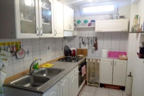 Fridge, oven, stovetop, toaster - One Bedroom Apartment with Terrace (Gradac)