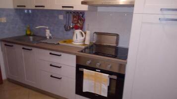 Kühlschrank, Ofen, Herdplatte, Toaster