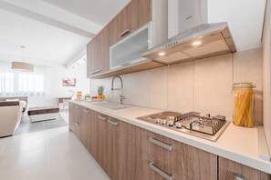 Réfrigérateur, four à micro-ondes, un four, surface de cuisson