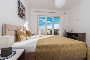 4 bedrooms, iron/ironing board, travel cot, free WiFi
