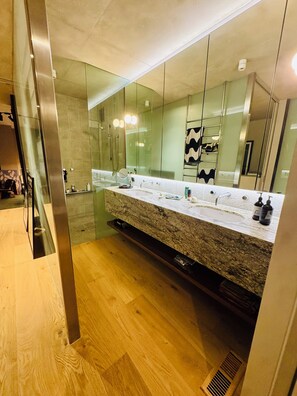 Shower, towels, toilet paper - South Yarra hidden oasis (South Yarra)