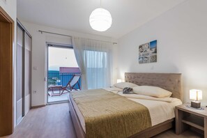 4 bedrooms, iron/ironing board, travel cot, free WiFi