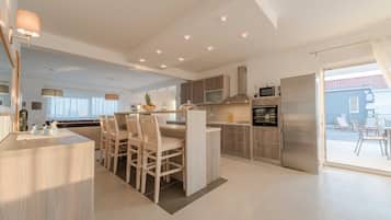 Coffee/tea maker, fridge, microwave, oven