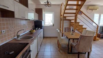 Een koelkast, een microgolfoven, een kookplaat, een vaatwasser