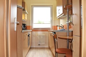 Kühlschrank, Ofen, Wasserkocher mit Kaffee-/Teezubehör, Wasserkocher