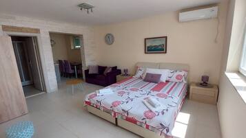 Iron/ironing board, travel cot, free WiFi