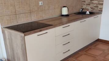 Fridge, stovetop, coffee/tea maker, toaster