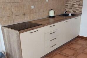 Frigorifero, piano cottura, macchina per tè/caffè, tostapane