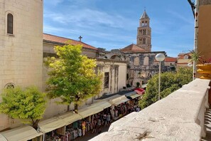 Unclassified image, 4 of 39, button