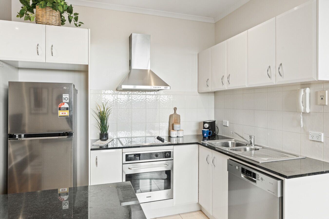 雪櫃、微波爐、焗爐、爐具