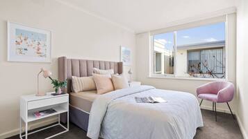 2 عدّة غرف نوم ومكواة/لوح كي وسرير سفر وواي فاي