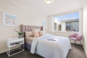 2 عدّة غرف نوم ومكواة/لوح كي وسرير سفر وواي فاي