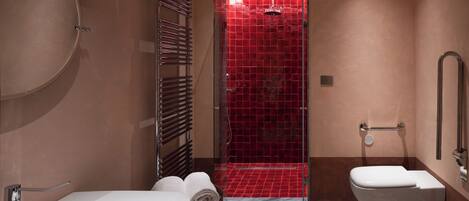 Un baño con ducha, inodoro y lavamanos.