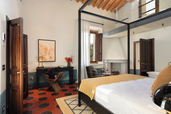 Doppia Deluxe su 2 livelli, Terrazzo | Minibar, caja de seguridad en la habitación y escritorio 