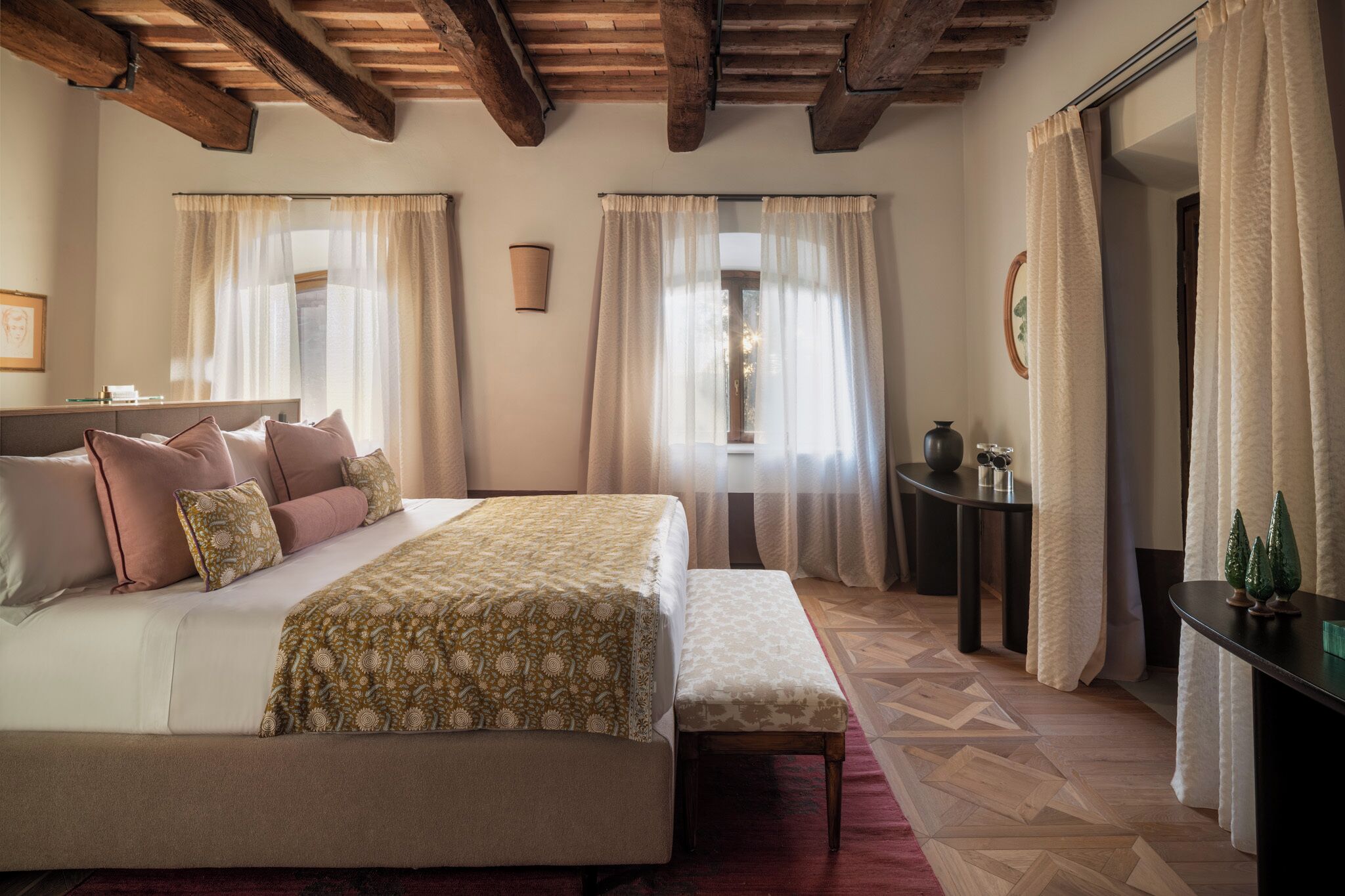 ميني بار وخزنة داخل الغرفة ومكتب وتجهيزات عازلة للصوت