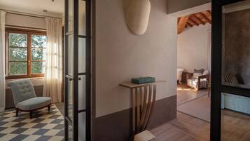 Suite junior | Minibar, caja de seguridad en la habitación y escritorio