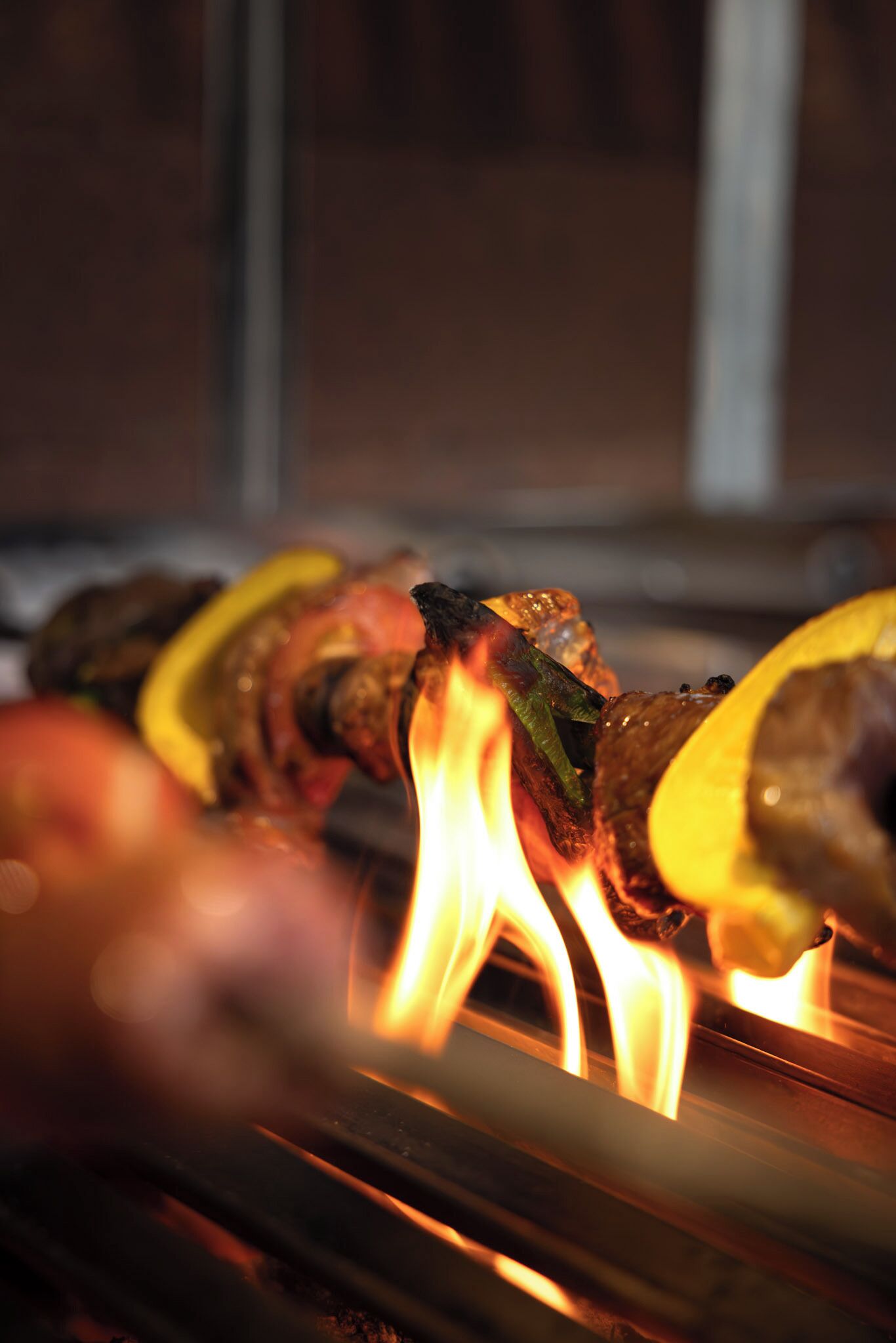 Un gril sur lequel on fait griller des aliments en broche au-dessus d’une flamme nue.