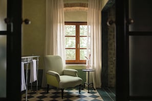 Junior Suite | Bathroom | Separate tub and shower, designer toiletries, hair dryer, bathrobes - Fattoria di Vegi (Castellina in Chianti)