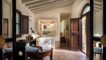 Suite familiar | Minibar, caja de seguridad en la habitación y escritorio