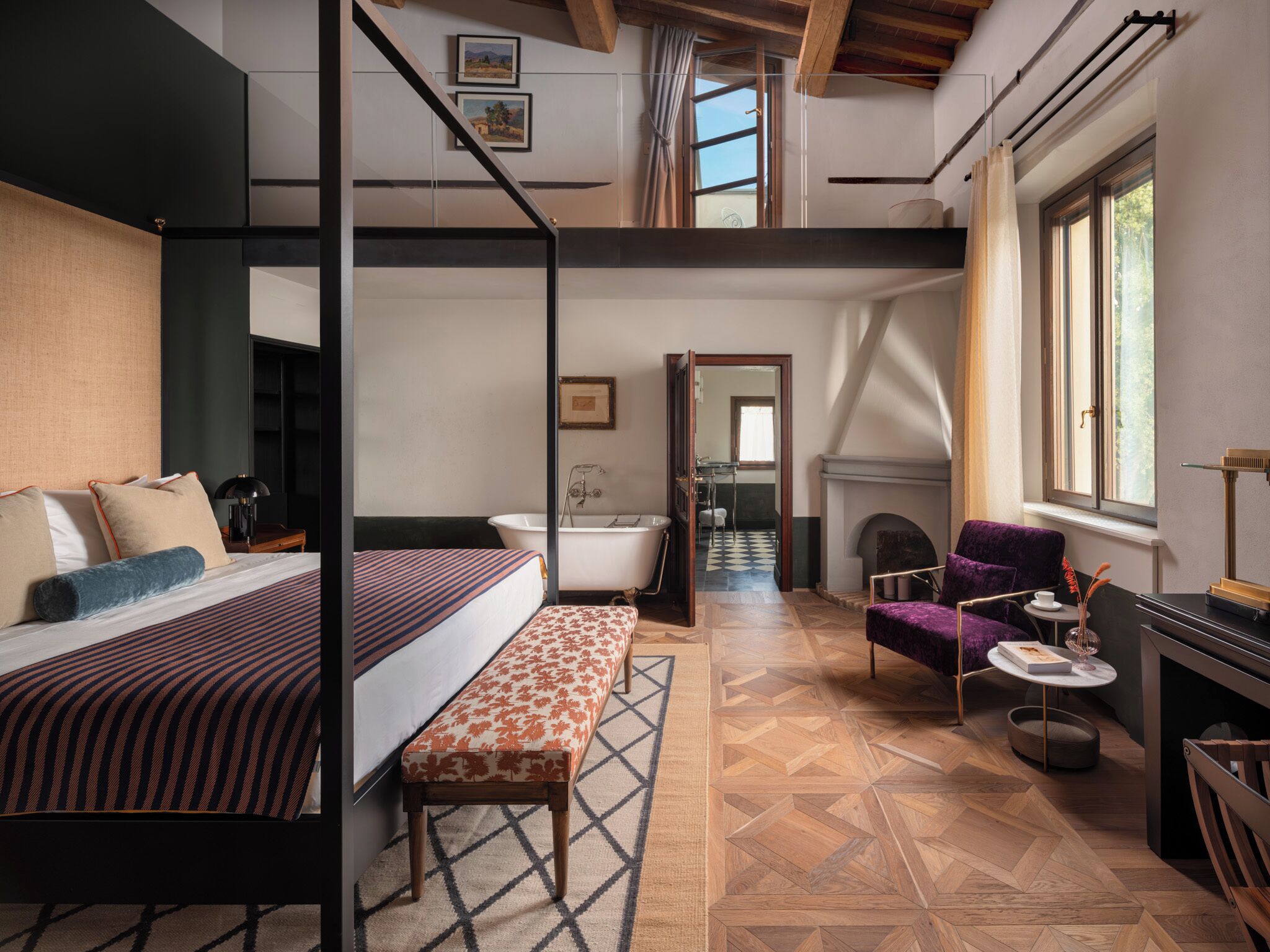 ميني بار وخزنة داخل الغرفة ومكتب وتجهيزات عازلة للصوت