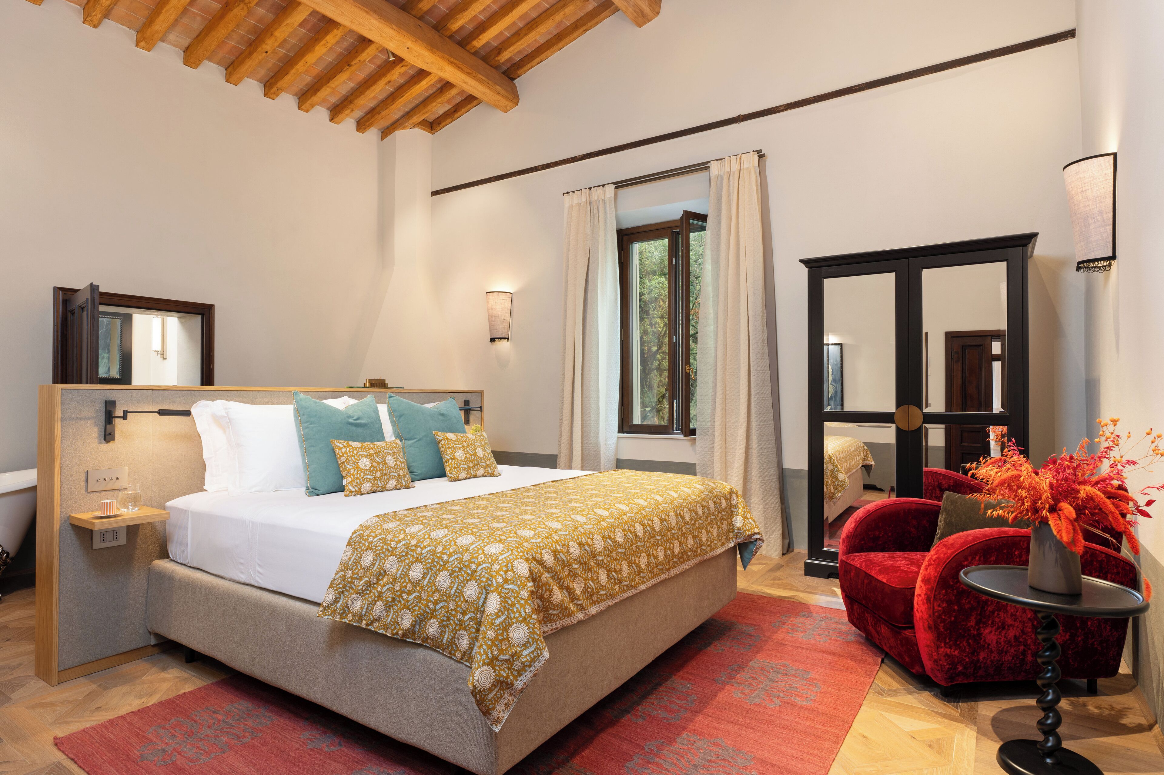 ميني بار وخزنة داخل الغرفة ومكتب وتجهيزات عازلة للصوت