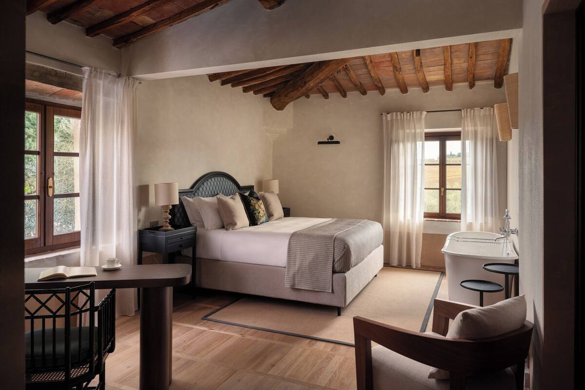 Superior Room | Minibar, in-room safe, desk, soundproofing