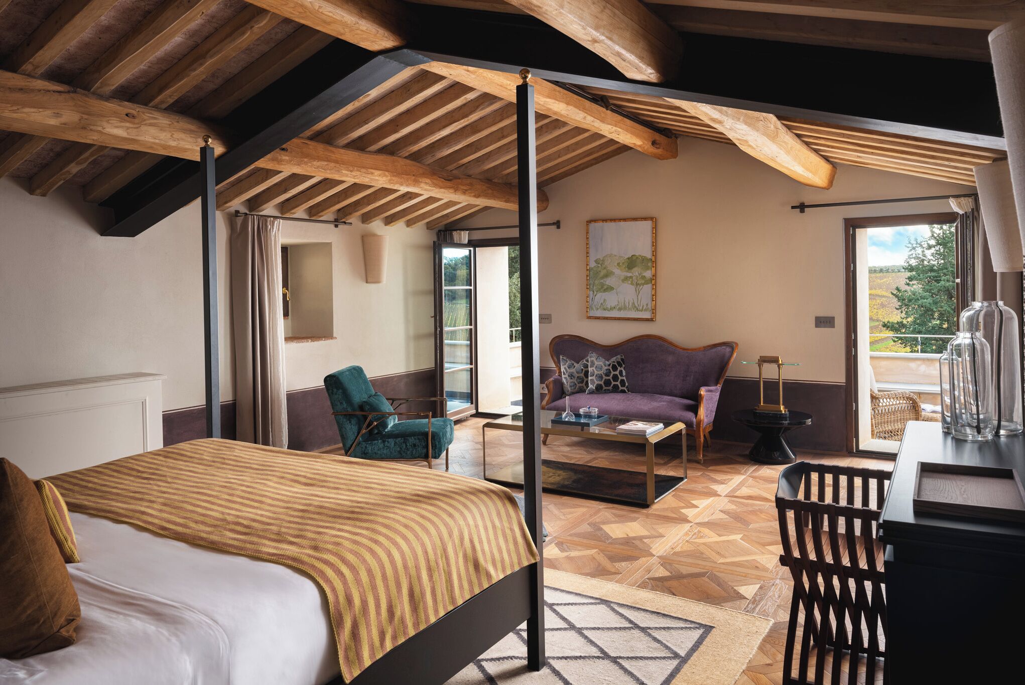 ميني بار وخزنة داخل الغرفة ومكتب وتجهيزات عازلة للصوت