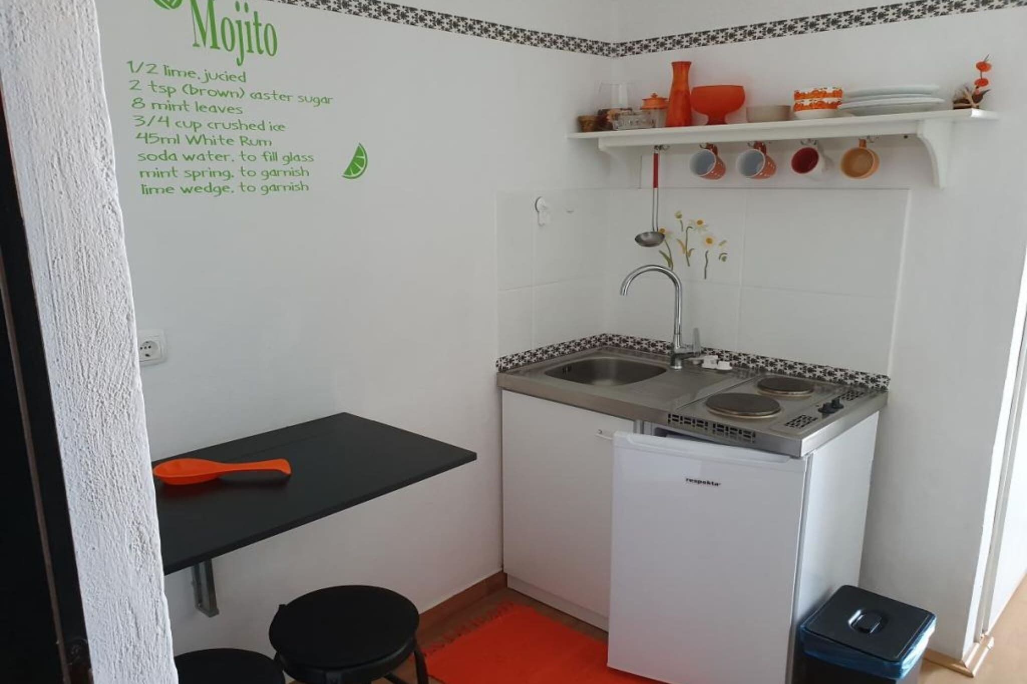 Een koffiezetapparaat/waterkoker, een koelkast, een magnetron, een oven