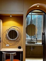 Ducha, artículos de tocador gratuitos, secador de pelo, toallas