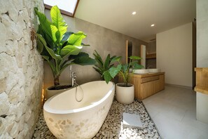 Family Villa | Bathroom | Free toiletries, hair dryer, towels, soap
