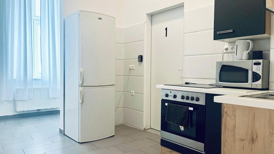 Charming 3BR Apt Close to Augarten Park