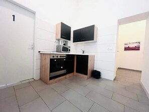 Appartement | Cuisine privée | Micro-ondes, four, plaque de cuisson, bouilloire électrique
