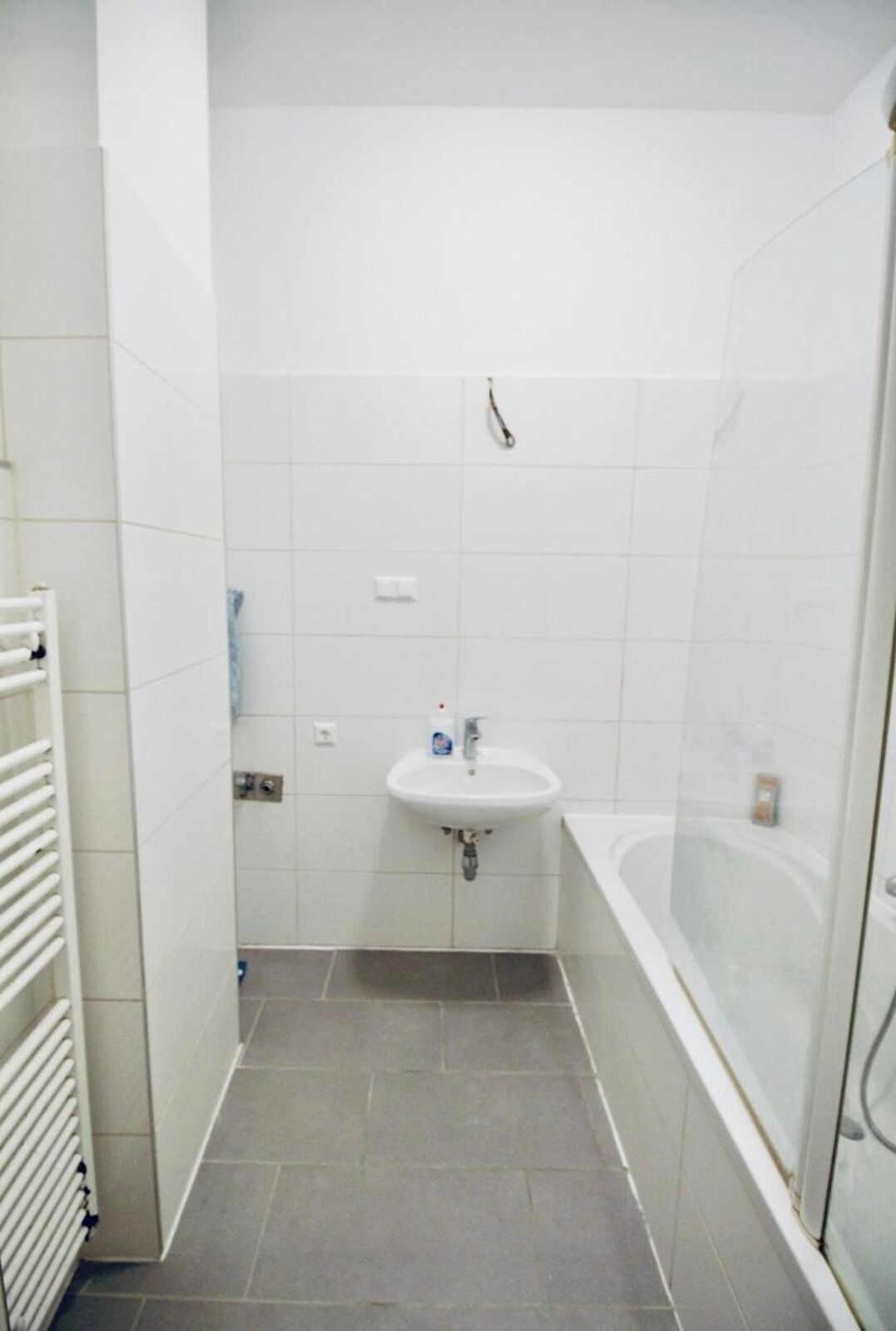 Ein Badezimmer mit Waschbecken, Badewanne und Dusche.