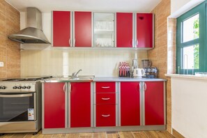 Kühlschrank, Ofen, Herdplatte, Wasserkocher mit Kaffee-/Teezubehör