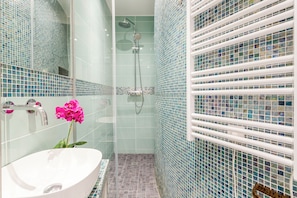 Apartment | Badezimmer | Dusche, Regendusche, umweltfreundliche Kosmetikartikel, Haartrockner