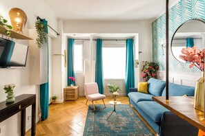 Apartment | Living area | 32-inch Smart TV with cable channels, Netflix, streaming services - Merveil Luxury Suite - Mermoz (Paris)
