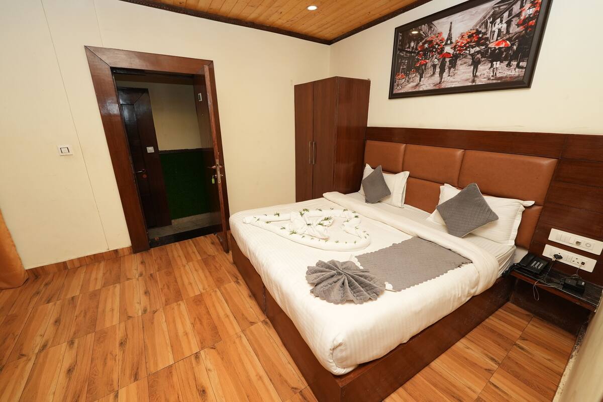 Basic Double Room | Blackout curtains, soundproofing, iron/ironing board, free WiFi