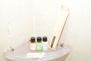 ベーシック ダブルルーム | バスルームの設備 | スリッパ、タオル、石鹸、シャンプー