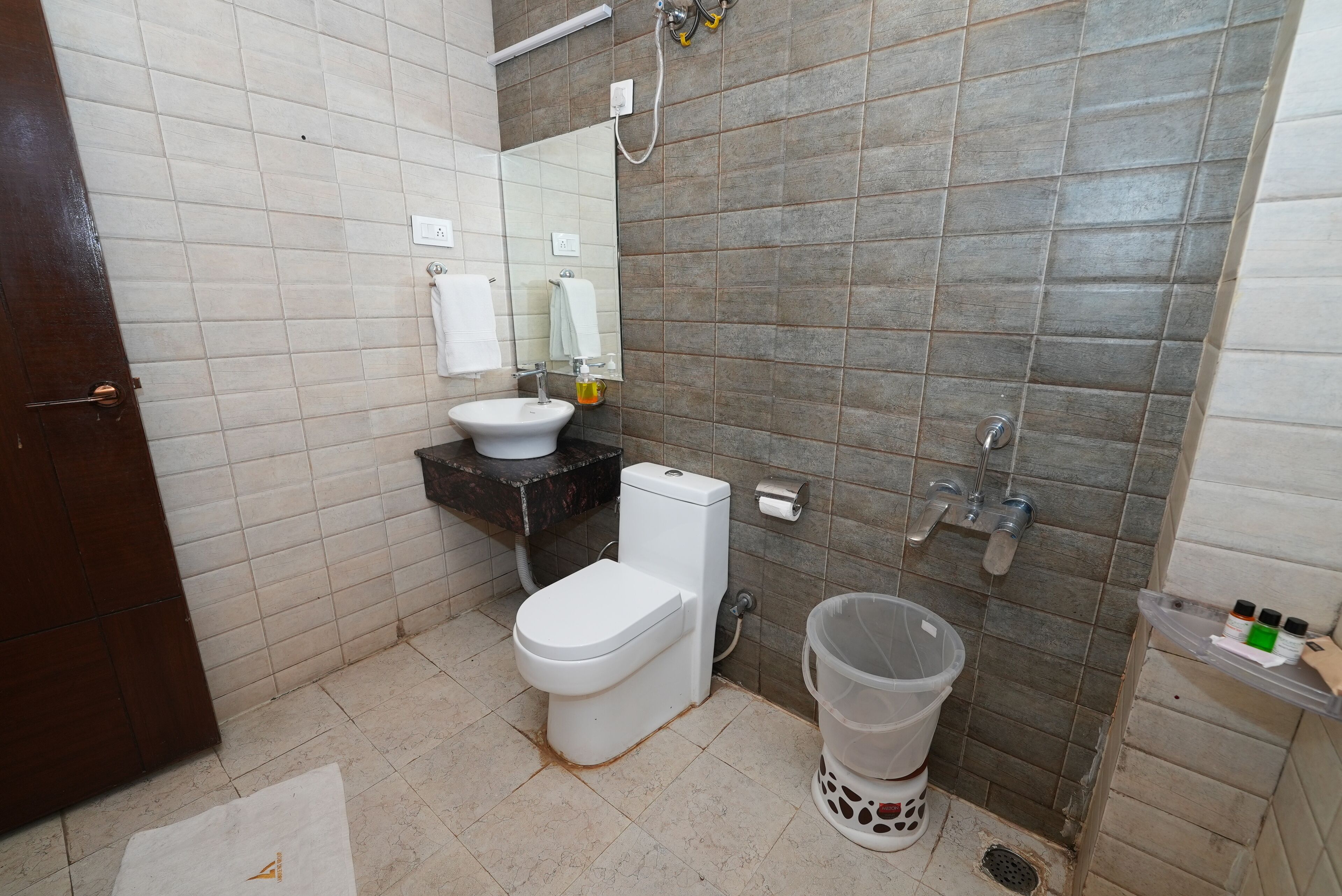 Un bagno con servizi igienici, lavandino e doccia.