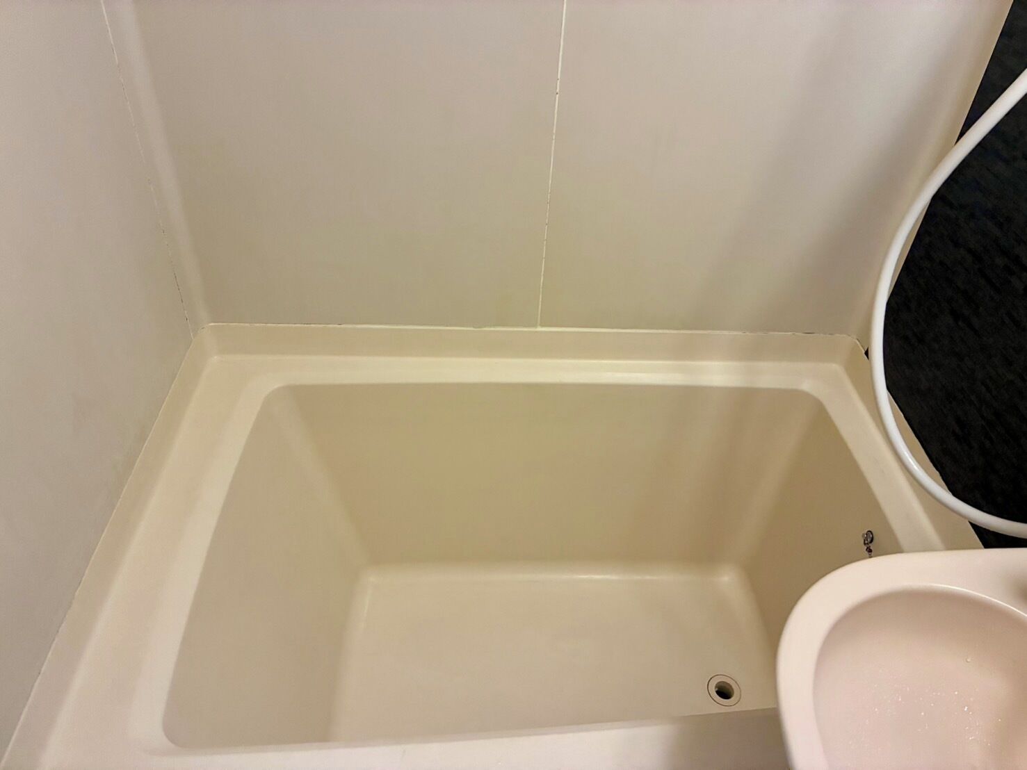 Un bagno con vasca, WC e una piccola finestra.