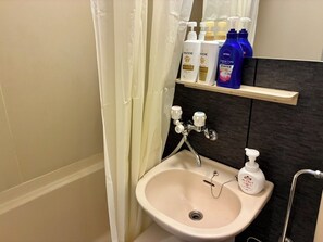 Tina con regadera, amenidades de baño gratuitas, secadora de cabello 